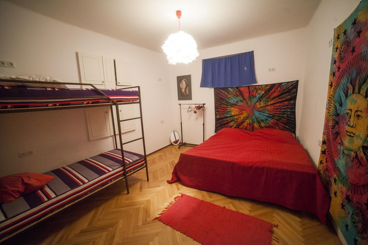 Zgarbi Hostel Tbilisi Buitenkant foto